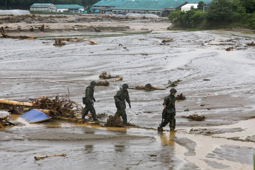 epa06072400 Japan&#039;s Ground Self-Defense Force&#039;s personnel search for missing people at a isolated district in Asakura, Fukuoka Prefecture, southwestern Japan, 07 July 2017. According to late ...