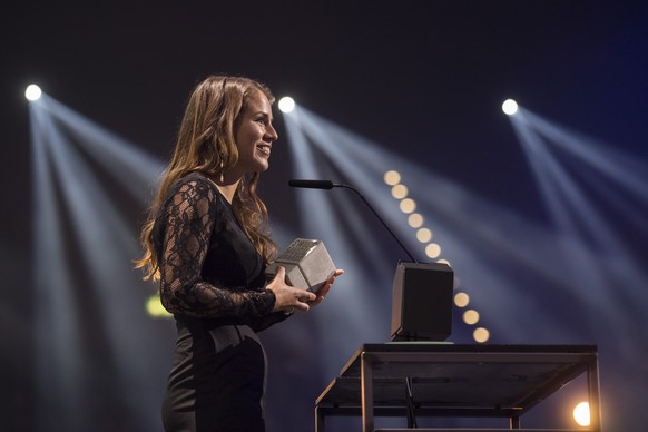 Swiss singer Eliane thanks for winning the &quot;Best female solo act&quot; during the award ceremony of the Swiss Music Awards in Zurich, Switzerland, February 9, 2018. (KEYSTONE/Ennio Leanza)