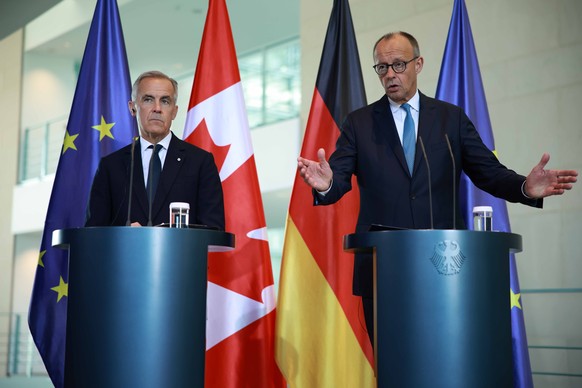 epa12323086 German Chancellor Friedrich Merz (R) gestures next to Canada&#039;s Prime Minister Mark Carney during a press conference at the Chancellery in Berlin, Germany, 26 August 2025. EPA/CLEMENS  ...