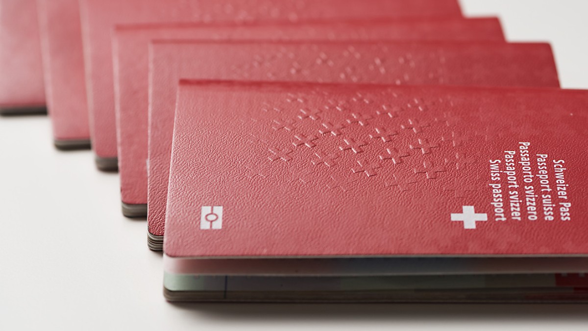 Le passeport suisse arborera un nouveau design dès le 31 octobre (archives).