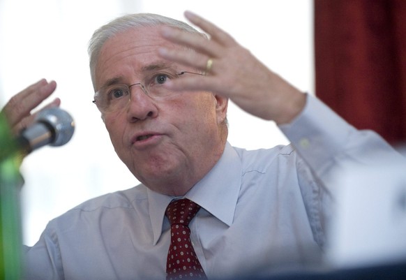 Alt-Bundesrat Christoph Blocher, spricht an der Pressekonferenz zum Thema, &quot;Wenn die Bankengroesse zum Problem fuer das ganze Land wird&quot;, am Freitag, 11. September 2009 in Bern. (KEYSTONE/Ma ...