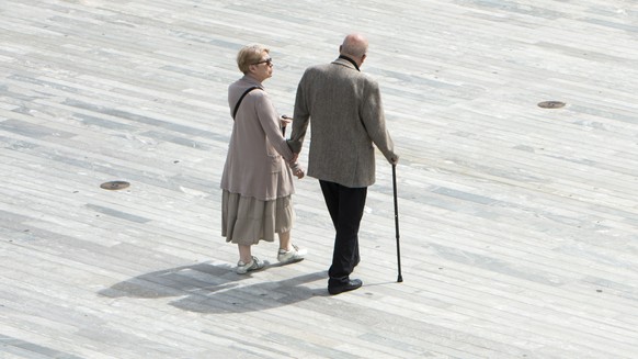 ARCHIV --- ZUM DER VOM BUNDESRAT GEPLANTEN EINSCHRAENKUNG DES PENSIONSKASSEN-VORBEZUGS STELLEN WIR IHNEN FOLGENDE BILDER ZUR VERFUEGUNG --- Ein Rentnerpaar passiert den Sechselaeutenplatz vor der Medi ...
