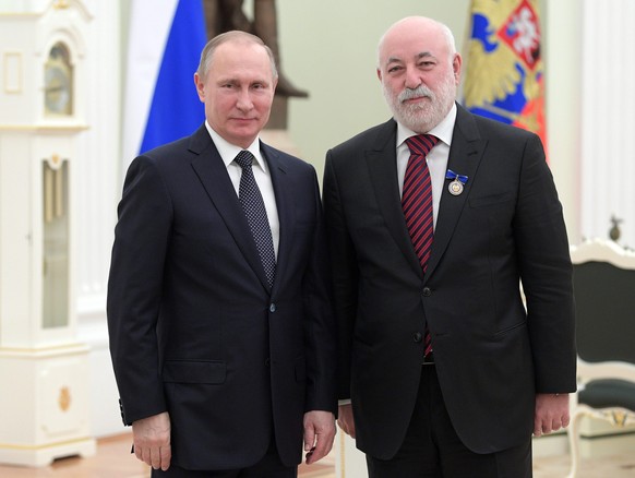 epa05752446 Russian President Vladimir Putin (L) and Russian billionaire, Shareholder and Chairman of the Board of Directors of Renova Group and Head of Skolkovo Innovation Center, Viktor Vekselberg ( ...