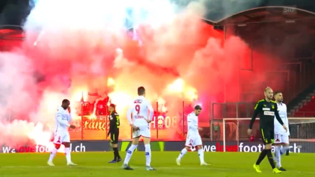 GC-Fans werfen Fackeln auf das Spielfeld im Tourbillon.