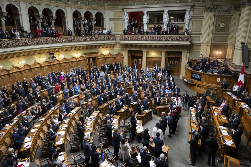 Die Mitglieder der Vereinigten Bundesversammlung geben die Bundesraete und Bundesraetinnen, eine Standing Ovation, nach ihren Wahlen, bei den Gesamterneuerungswahlen des Bundesrates durch die Vereinig ...