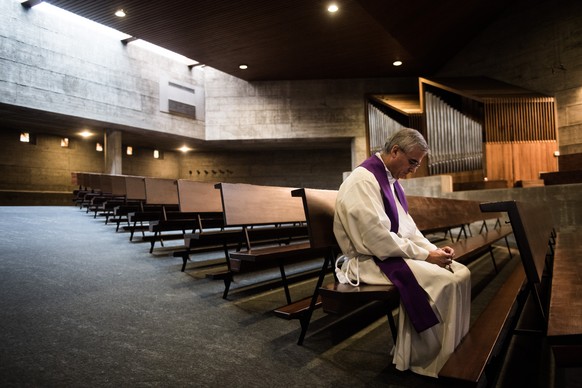 Bischof Valerio Lazzeri waehrend eines Gottesdienstes hinter verschlossenen Tueren, der per Radio- und Video-Streaming uebertragen wurde, am Sonntag, 15. Maerz 2020, in der Pfarrkirche &quot;Cristo Ri ...