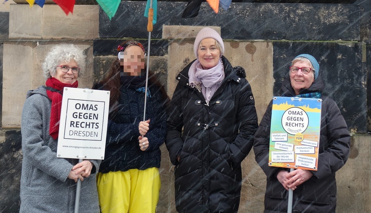 Treffen mit der Bürgerinneninitiatve Omas gegen Rechts in Dresden, am 13. Februar 2025. Von links: Monika (70 Jahre, aus Dresden), Christina (56 Jahre, aus Ostsachsen), Sigrid (64 Jahre, aus Dresden)  ...