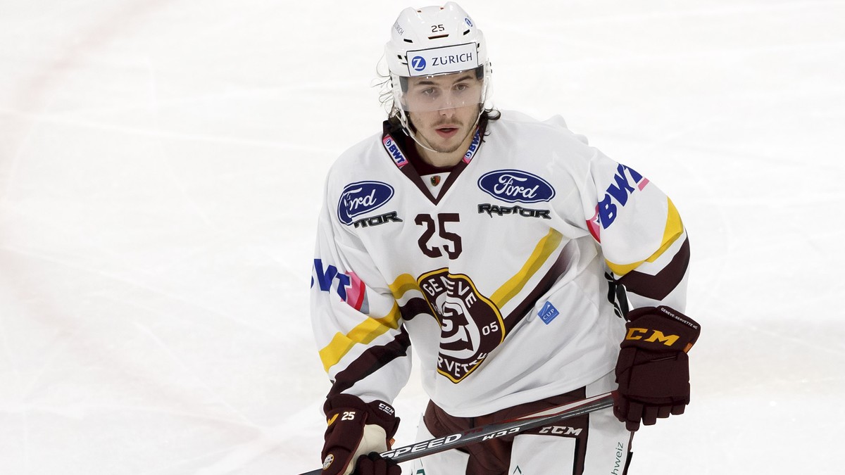 Geneve-Servette's defender Roger Karrer looks on the puck, during the Swiss Ice Hockey Cup first round game between EHC Saastal and Geneve-Servette HC, at the ice stadium Lonza Arena, in Visp, Sw ...
