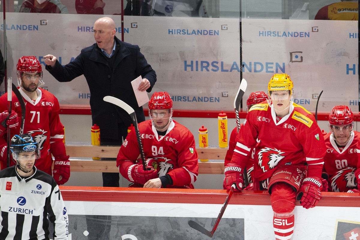 Lausanne's Assistant coach John Fust gestures behind his players forward Cory Conacher #71, of Canada, forward Tim Bozon #94, forward Ronalds Kenins, 2nd right, and forward Robin Leone, right, du ...
