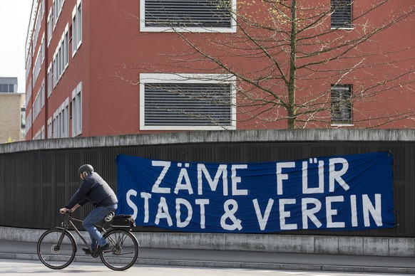 Ein Transparent mit der Aufschrift &quot;ZAEME FUER STADT UND VEREIN&quot;, fotografiert am Donnerstag, 6. April 2017, in Zug. Anlaesslich des Finaleinzuges des EV Zug hat der Stadtrat von Zug entschi ...