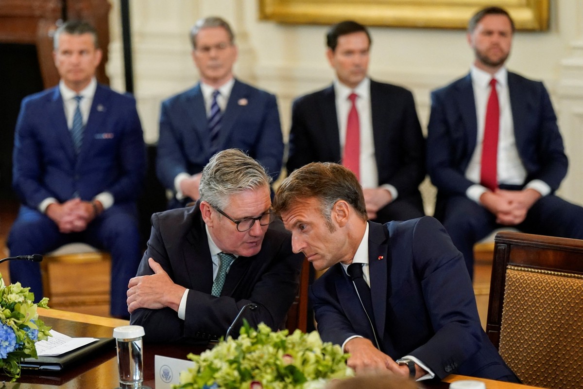 Britain's Prime Minister Keir Starmer talks to French President Emmanuel Macron during a meeting with U.S. President Donald Trump, Ukrainian President Volodymyr Zelenskiy and other European leade ...