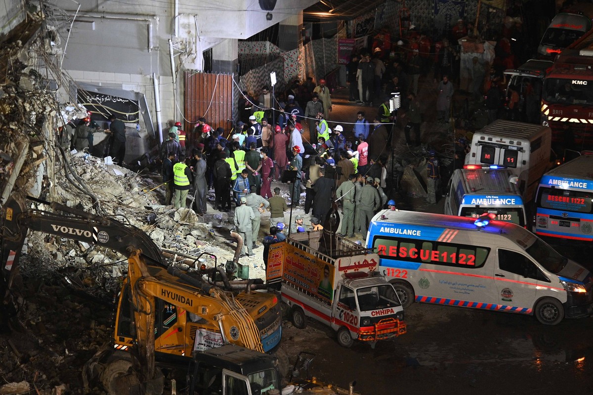 epa12668159 Rescue works continue at Gul Plaza after a fire in Karachi in Karachi, Pakistan, 21 January 2026. Karachi's Gul Plaza fire death toll rose to 60 as bodies were recovered from shops in ...