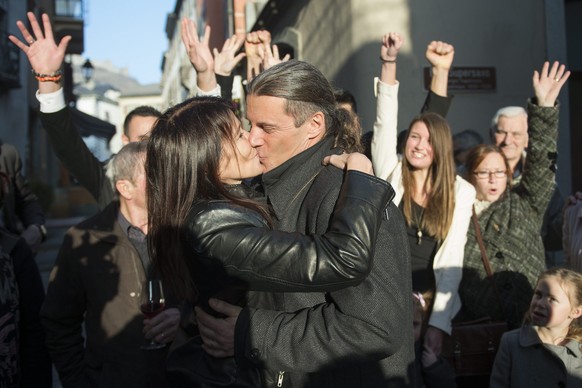 JAHRESRUECKBLICK 2013 - SCHWEIZ - Oskar Freysinger, candidat du Parti Union democratique du Centre, UDC, embrasse sa femme, Ghislaine, devant sa famille dans la rue lors du premier tour de l&#039;elec ...