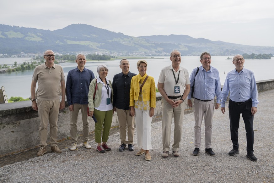 Der Bundesrat posiert fuer ein Gruppenbild vor dem Zuerichsee mit Martin Pfister, Beat Jans, Elisabeth Baume-Schneider, Bundespraesidentin Karin Keller-Sutter, Guy Parmelin, Albert Roesti, und Bundesk ...