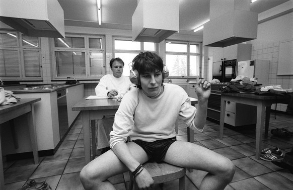 Einem jungen Mann wird bei der Aushebung sein Gehoer getestet, aufgenommen am 6. April 1988 in Utzenstorf, Kanton Bern. (KEYSTONE/KARL HEINZ HUG)
