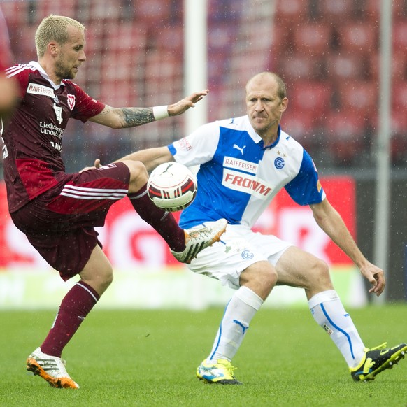 31.Aug.2014; Zuerich; Fussball Super League - Grasshopper Club - FC Vaduz;
Markus Neumayr (Vaduz) gegen Stephane Grichting (GC) (Andy Mueller/freshfocus)