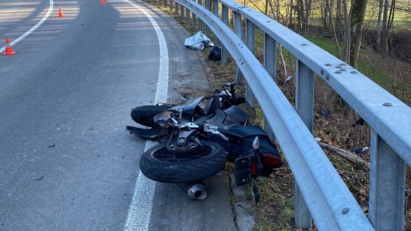 Auf der Saalstrasse in Kienberg hat sich am 5. März 2023 ein Selbstunfall mit einem Motorrad ereignet. Dabei ist der junge Motorradlenker schwer verletzt worden. Nach der medizinischen Erstversorgung  ...