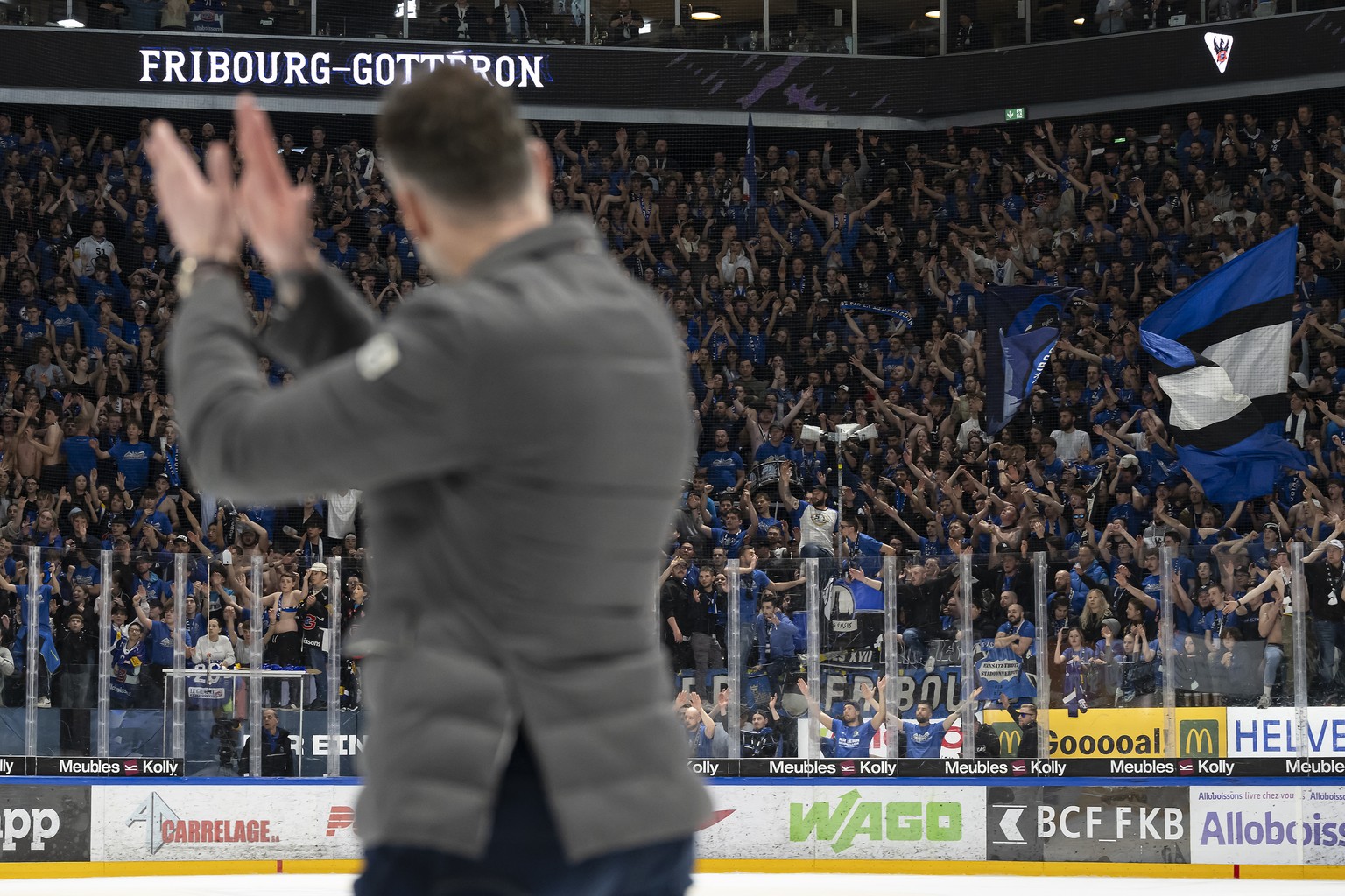 Les supporters fribourgeois celebrent la victoire de leur equipe et les qualifications pour les demi-finales, avec l&#039;entraineur Christian Dube (HCFG), lors de l&#039;acte 7 du quart de finale des ...