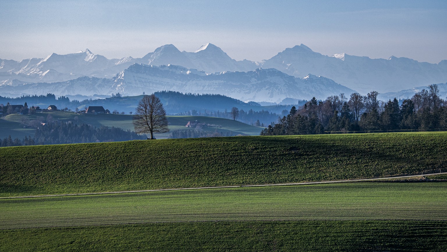 Blick von Affoltern im Emmental, in die Berner Alpen, mit Eiger, Moench und Jungfrau, am Donnerstag 1. April 2021. (KEYSTONE /Marcel Bieri)