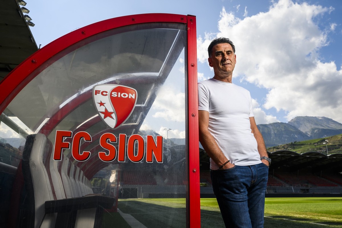 Didier Tholot, le nouvel entraineur du FC Sion pose lors d'une conference de presse au stade de Tourbillon le vendredi 23 juin 2023 a Sion. (KEYSTONE/Jean-Christophe Bott)