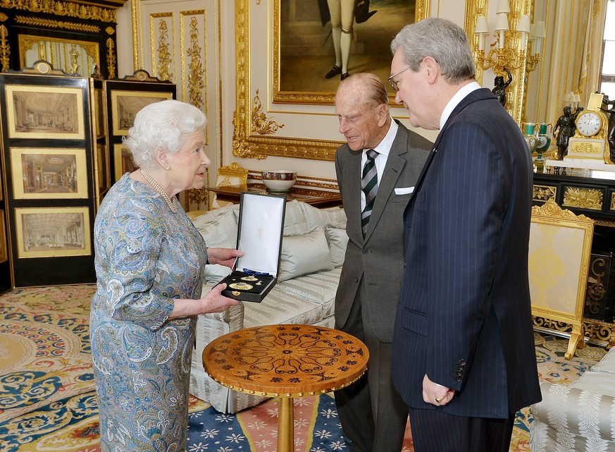 Die Queen präsentiert ihrem Mann, Prinz Philipp (Mitte), den australischen Ritterorden. In Australien sorgte die Ehrung für den pannenanfälligen Prinzen vor allem für Spott. Jetzt wird er als einer de ...