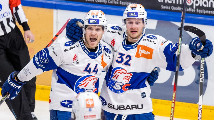 Zuerichs Mikko Lehtonen, links, und Lucas Wallmark bejubeln das Tor zum 2:4 im Eishockey Qualifikationsspiel der National League zwischen dem EV Zug und den ZSC Lions am Sonntag, 27. November 2022 in  ...