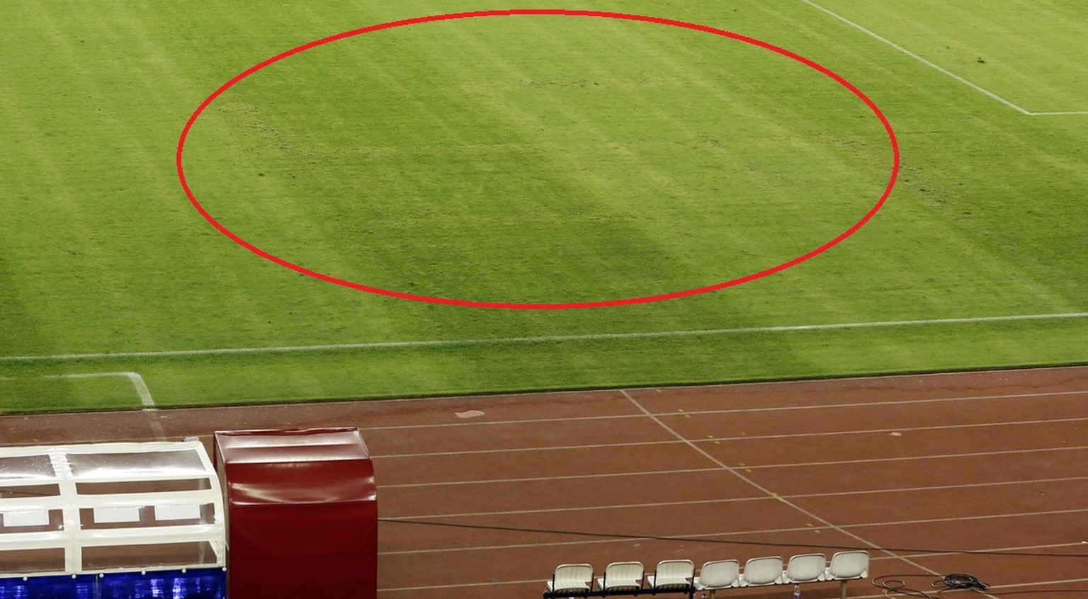 Gut sichtbar, das Hakenkreuz im Rasen des Poljud-Stadions.