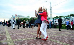 «Siegestanz» in Lugansk nach Bekanntwerden des Ergebnisses