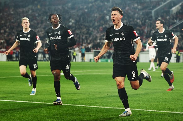epa12909987 Maximilian Eggestein of Freiburg (R) celebrates after scoring the 0-1 goal during the German DFB Cup semi final soccer match between VfB Stuttgart and SC Freiburg in Stuttgart, Germany, 23 ...