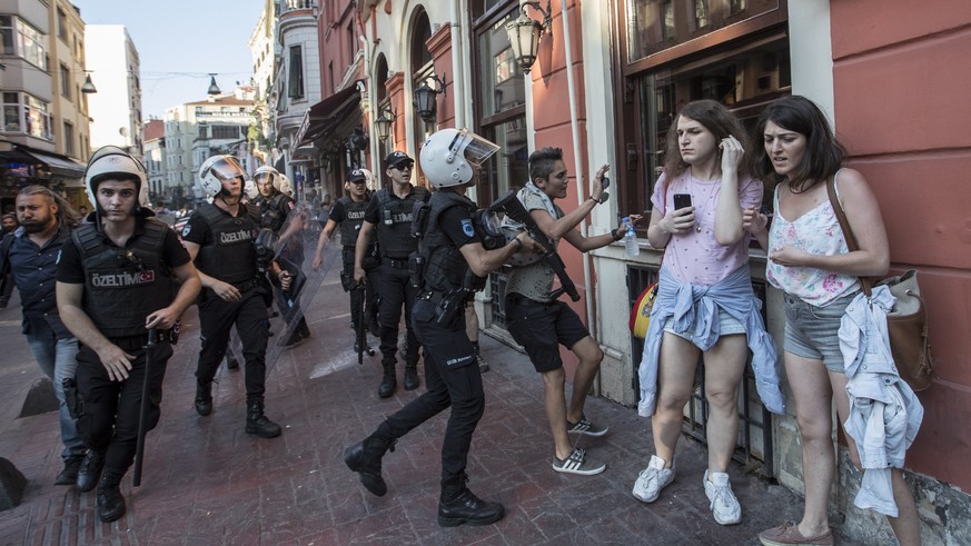 epa06855954 Turkish police arrested members of LGBT at Gay Pride parade in Istanbul, Turkey, 01 July 2018. Gay Pride marches are taking place across the world to promote LGBT rights and condemn discri ...