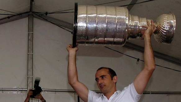 Der Torhueter der Ottawa Senators Martin &quot;Tinu&quot; Gerber praesentiert der Langnauer Bevoelkerung am Montag, 31. Juli 2006, in Langnau den NHL Stanleycup. Gerber gewann den Pokal mit den Caroli ...