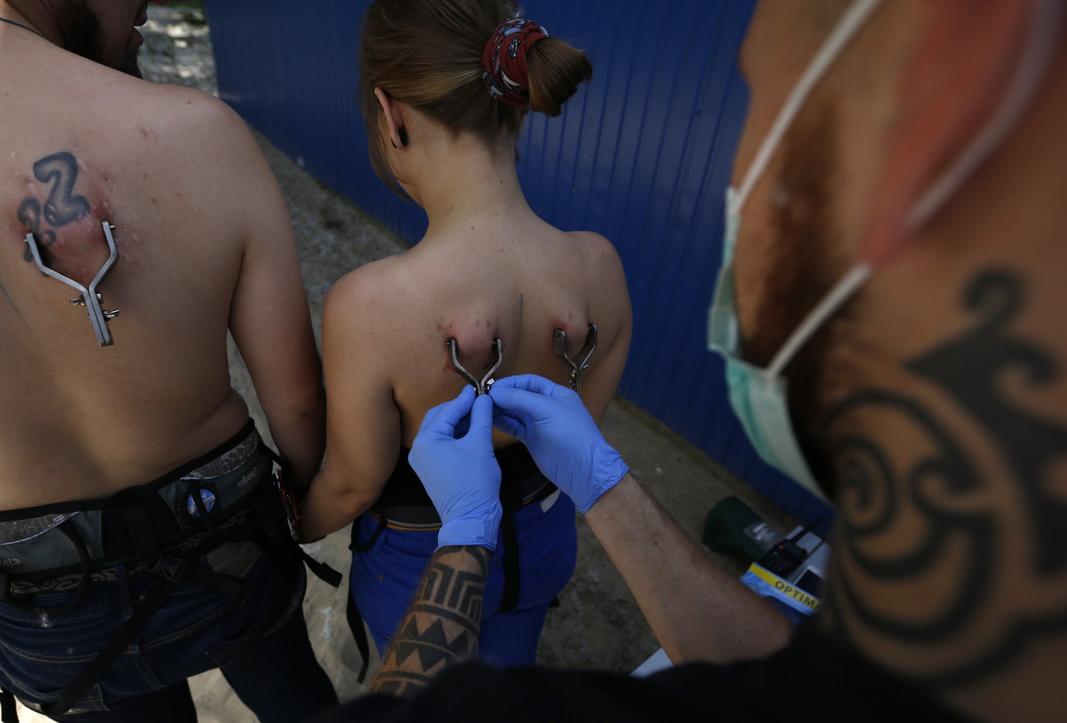 Ein letzter Check der Flügelmutter, denn wenn die aufgehen sollte, würde Mariya die Flatter machen.