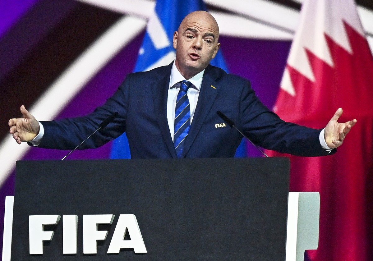 epa09861676 FIFA president Gianni Infantino delivers a speech during the 72nd FIFA Congress in Doha, Qatar, 31 March 2022. EPA/NOUSHAD THEKKAYIL