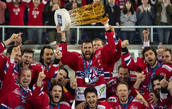 Antonio Rizzello und die Mannschaft von Rapperswil jubeln mit dem Pokal nach dem fuenften Playoff-Finalspiel der Eishockey Swiss League zwischen den SC Rapperswil-Jona Lakers und dem EHC Olten, am Fre ...