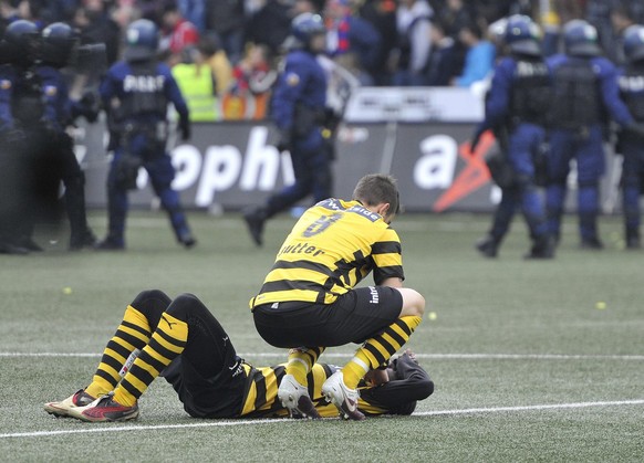 Enttaeuschte YB Spieler Scott Sutter, links, und Thierry Doubai, nach dem letzten Fussball Meisterschaftsspiel der Super League zwischen den Berner Young Boys und dem FC Basel am Sonntag 16. Mai 2010  ...