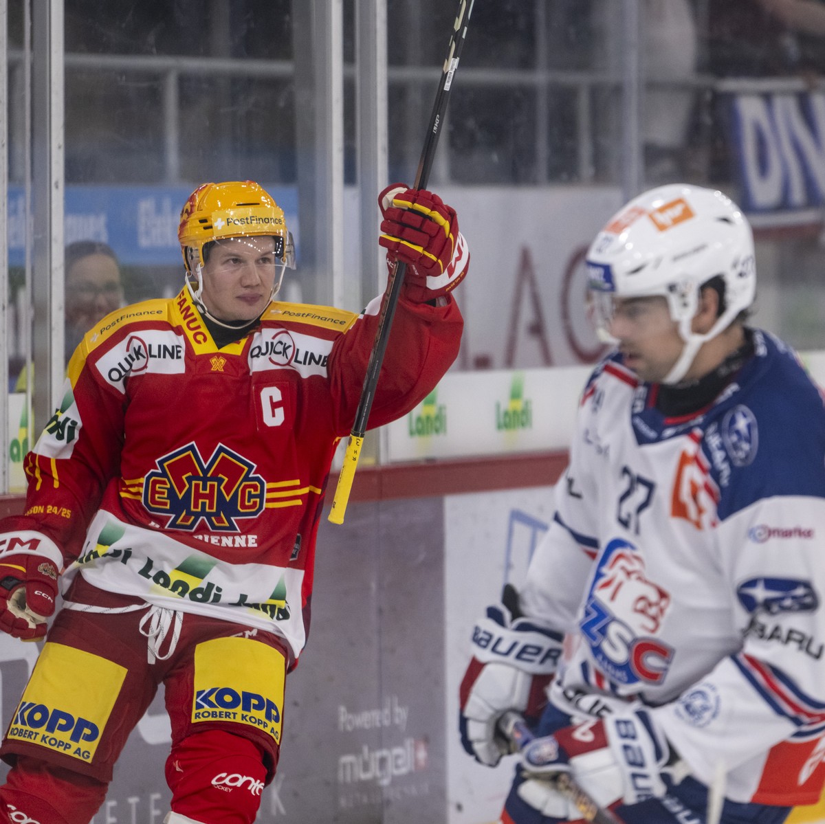 PostFinance Top Scorer Toni Rajala (EHCB) (links) jubelt nach seinem Tor zum 1:1, den Zuerchern Derek Grant (Mitte) und Christian Marti, bleibt das Nachsehen, im Spiel der Eishockey National League zw ...