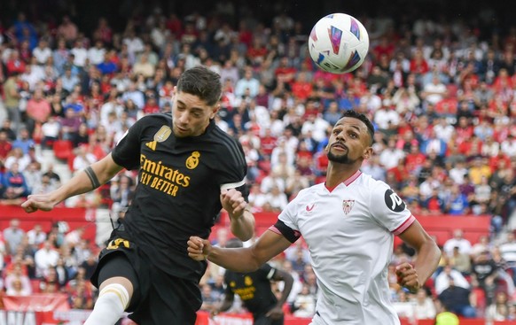 epa10931153 Sevilla FC&#039;s Djibril Sow (R) in action against Real Madrid&#039;s Fede Valverde during the Spanish LaLiga soccer match between Sevilla FC and Real Madrid, in Sevilla, southern Spain,  ...