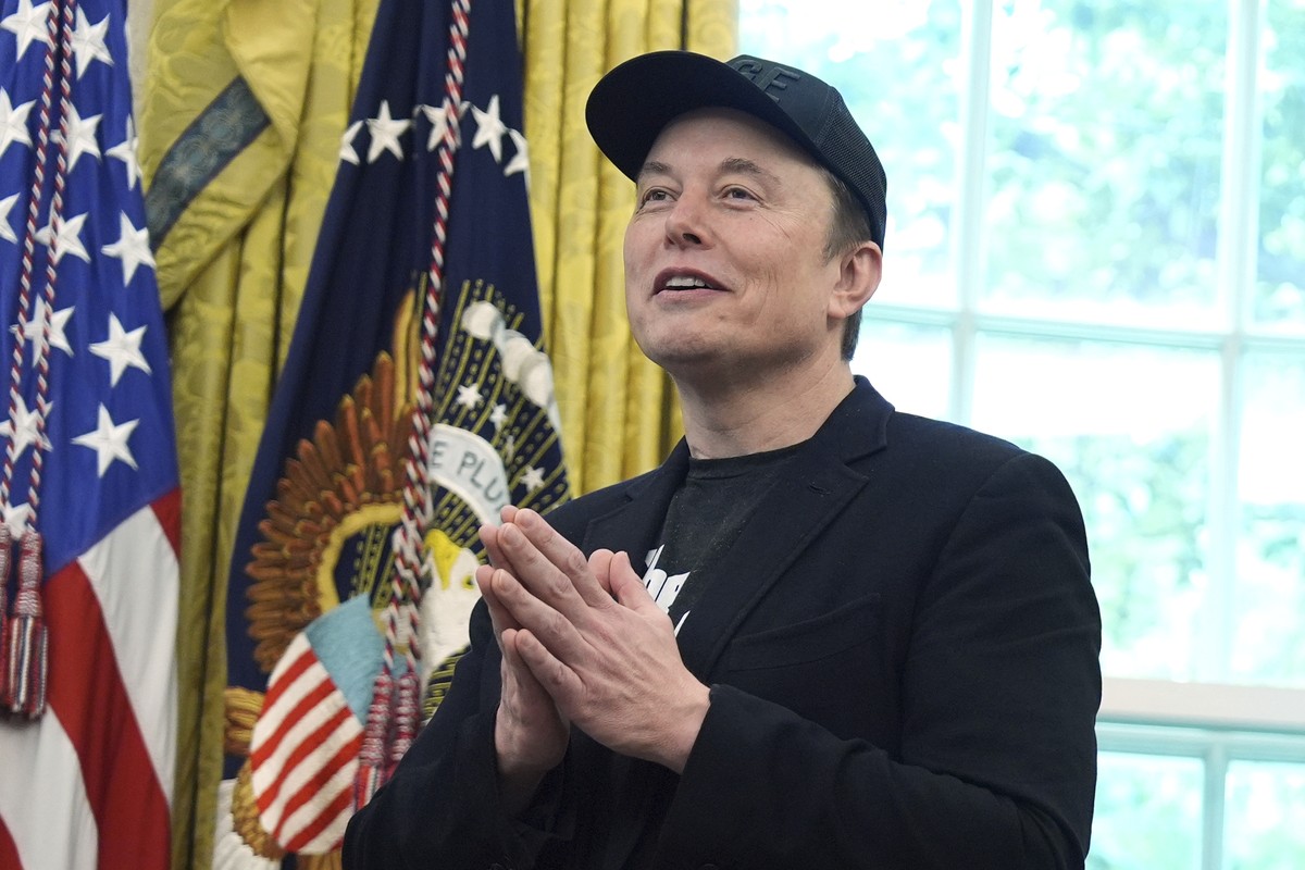 Elon Musk gestures as he speaks during a news conference with President Donald Trump in the Oval Office of the White House, Friday, May 30, 2025, in Washington. (AP Photo/Evan Vucci)
Donald Trump,Elon ...