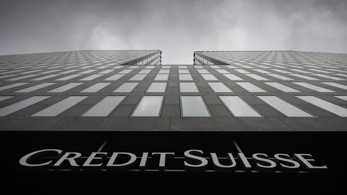 epaselect epa09775648 A view of the logo of Swiss bank Credit Suisse in Zurich, Switzerland, 21 February 2022. A major data leak linked to thousands of accounts from one of the world's biggest pr ...