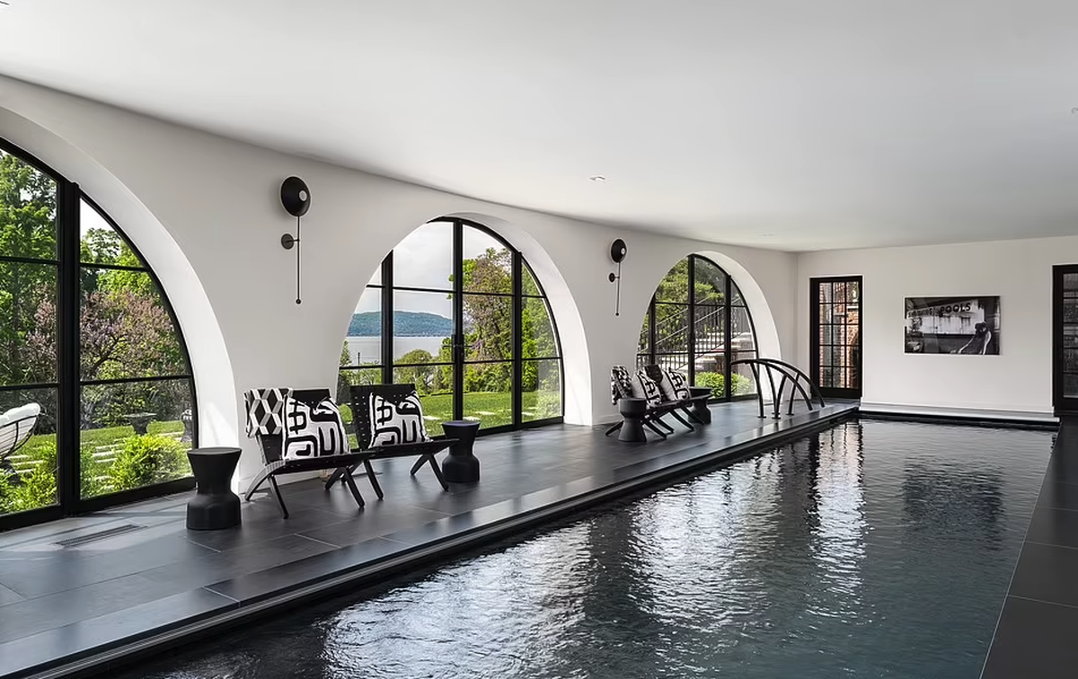 Pas mal la petite piscine intérieure. Mais peut-on plonger?