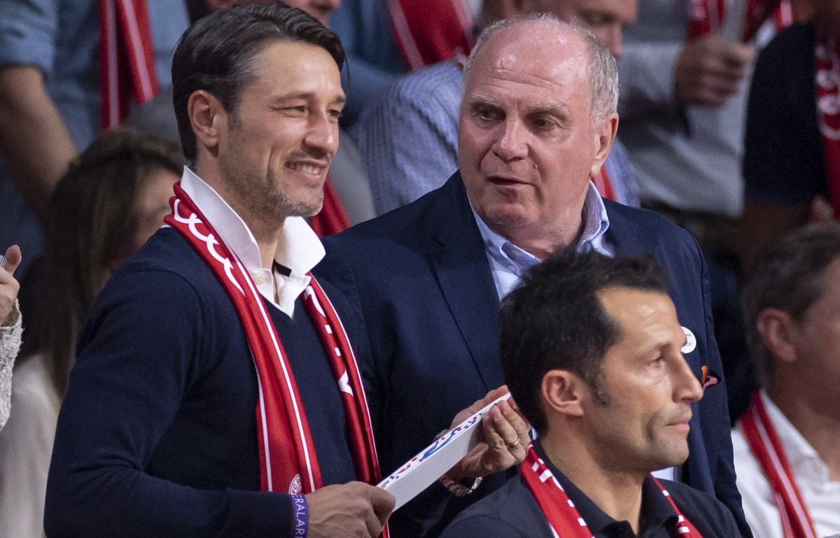 epa07086690 Bayern Munich's head coach Niko Kovac (L), Bayern Munich's president Uli Hoeness and Bayern Munich's director of sport Hasan Salihamidzic during the Euroleague basketball ma ...
