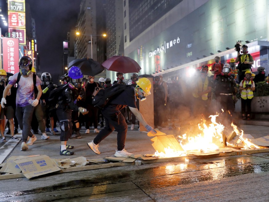 In Hongkong sind am Samstag mehrere Personen bei Protesten festgenommen worden, wie die Behörden der Metropole am Sonntag mitteilten.