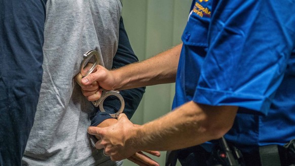 Verhaftung mit Handschellen durch Kantonspolizei Zürich.
Symbolbild.