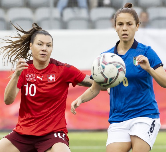 Switzerland&#039;s forward Ramona Bachmann, left, fights for the ball with Italy&#039;s midfielder Manuela Giugliano, right, during the FIFA Women&#039;s World Cup 2023 qualifying round group G soccer ...