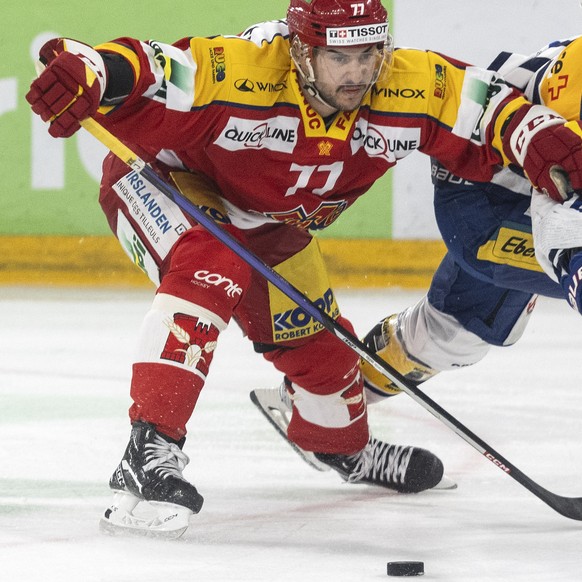 Biels Robin Grossmann, links, im Duell mit Klotens Jonathan Ang im Eishockey Qualifikationsspiel der National League zwischen dem EHC Biel und dem EHC Kloten, am Freitag, 6. Oktober 2023, in der Tisso ...