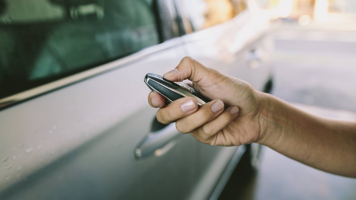Hand of woman holding remote car key model released, Symbolfoto, SIF01259
