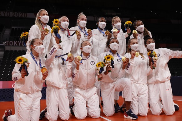 epa09405561 Gold medalists USA celebrates during the Women&#039;s Volleyball medal ceremony at the Tokyo 2020 Olympic Games at? the Ariake Arena in Tokyo, Japan, 08 August 2021. EPA/HOW HWEE YOUNG