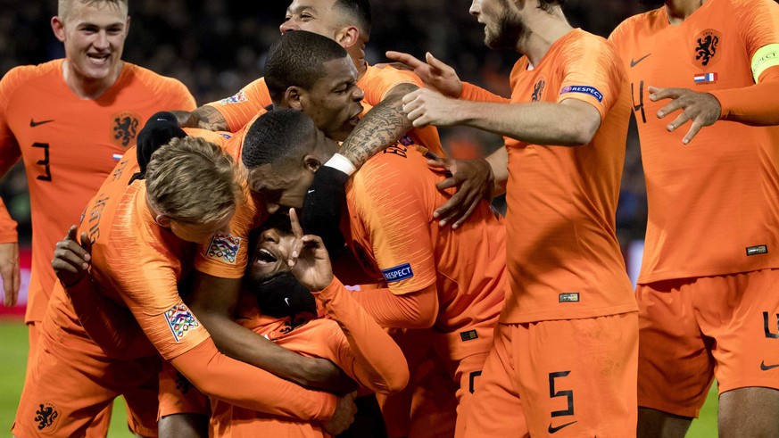 epa07171290 Dutch national soccer team player Georginio Wijnaldum celebrates his 1-0 with his teammates during the UEFA Nations League soccer match Netherlands vs France in Rotterdam, The Netherlands, ...