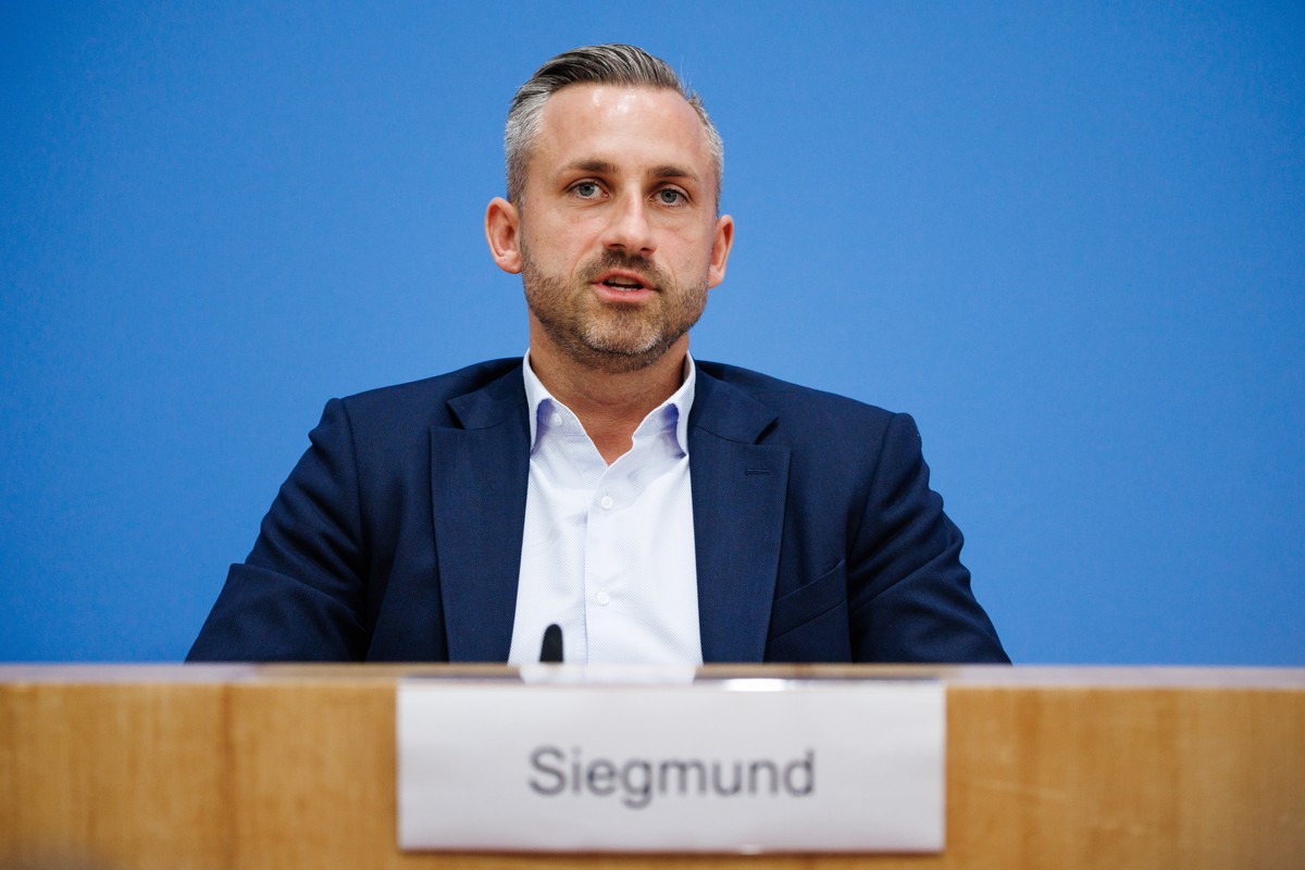 epaselect epa13219313 Top candidate of the far-right Alternative for Germany (AfD) party in Saxony-Anhalt Ulrich Siegmund speaks during a press conference in Berlin, Germany, 07 September 2026. The pr ...