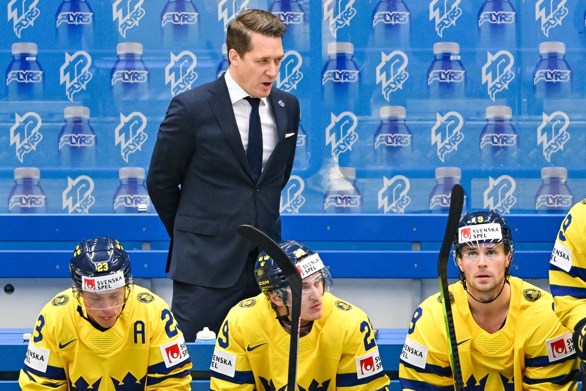 epa11364832 Head coach Sam Hallam of Sweden during the quater final match between Sweden and Finland at the IIHF Ice Hockey World Championship 2024 at Ostrava Arena, in Ostrava, Czech Republic, 23 May ...